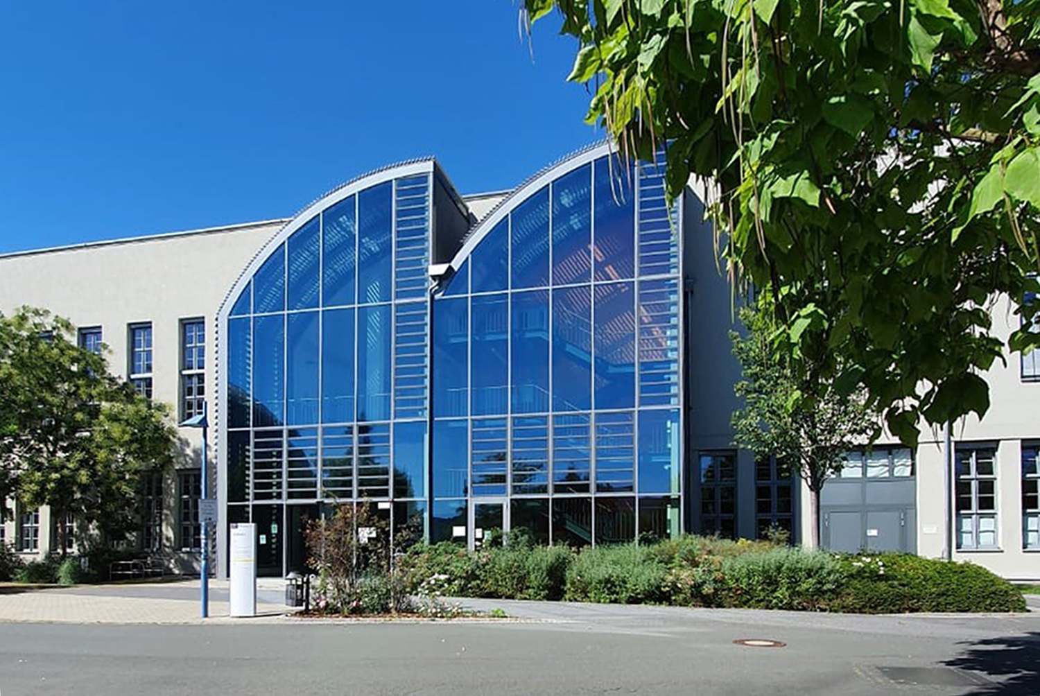 Ernst-Abbe-Hochschule - Eingang zur Aula
